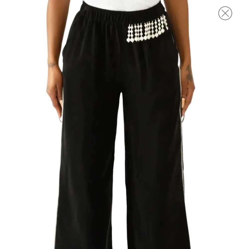 Bead Trim Crop Pants
KKCO